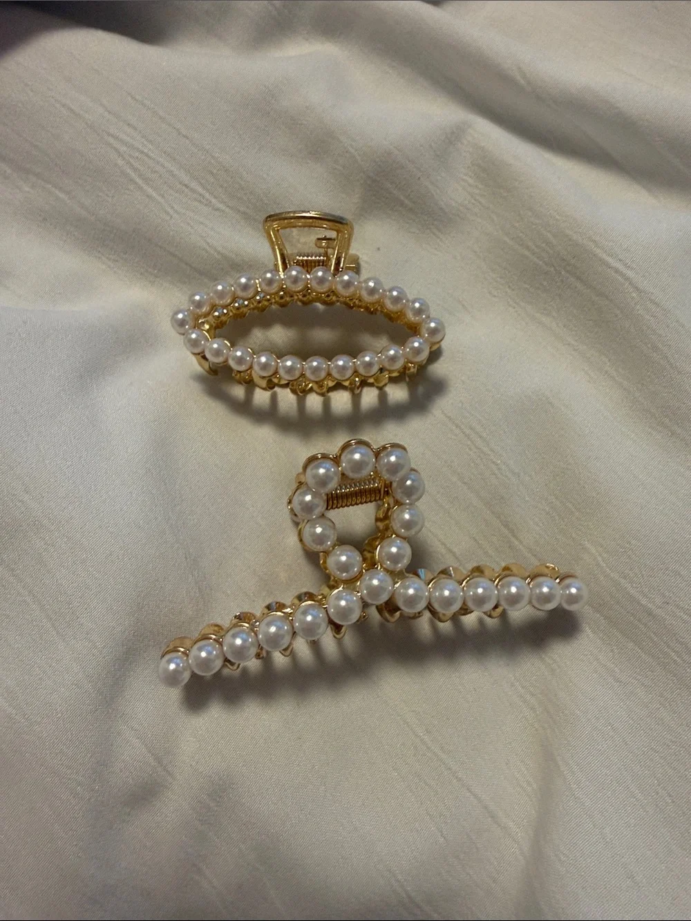 Set of pearl claw clips
